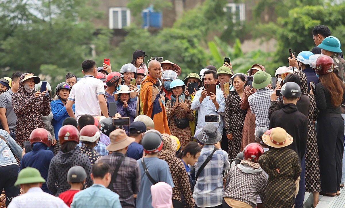 Thich Minh Tue's Barefoot pilgrimage