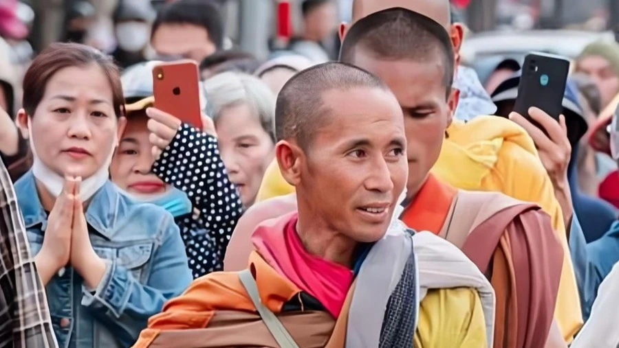 Thich Minh Tue Stops Begging For Alms