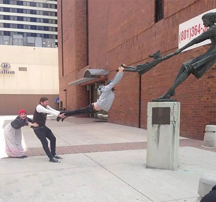 15+ Creative Poses With Statues That Make You LOL