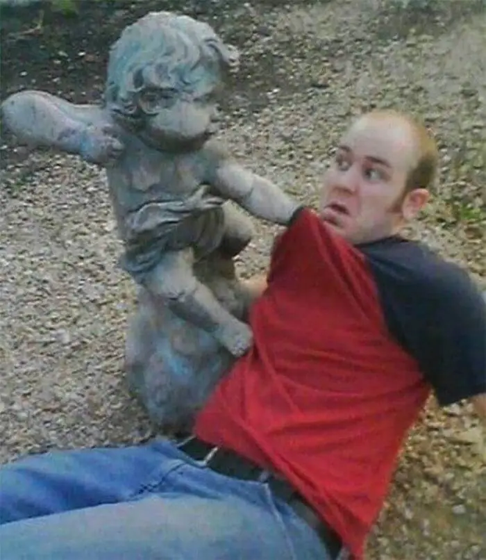15+ Creative Poses With Statues That Make You LOL