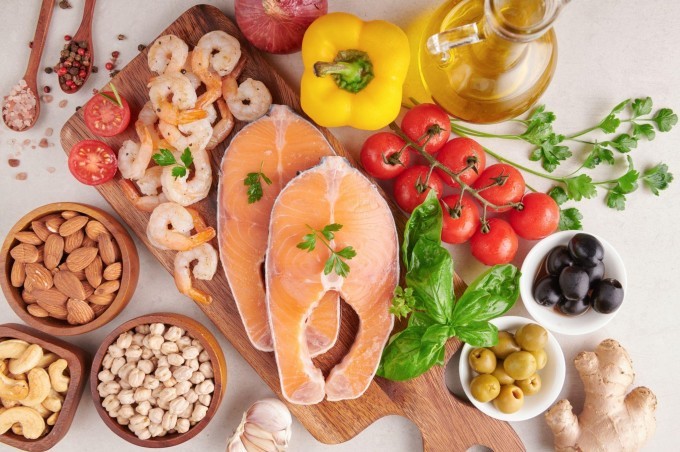 Mediterranean diet with a variety of fruits and vegetables rich in vitamins and minerals, with an emphasis on healthy fats. Photo: Freepik